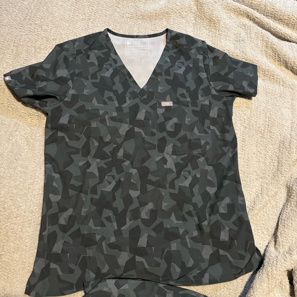 Figs Camo Short Sleeve Tee - Black and Gray